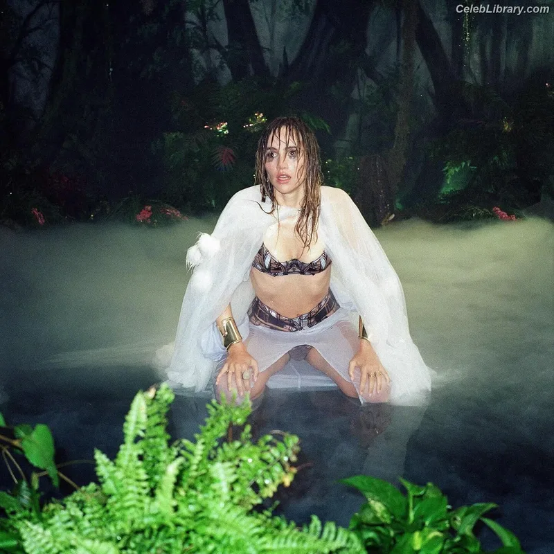 Suki Waterhouse photo 14 of 230