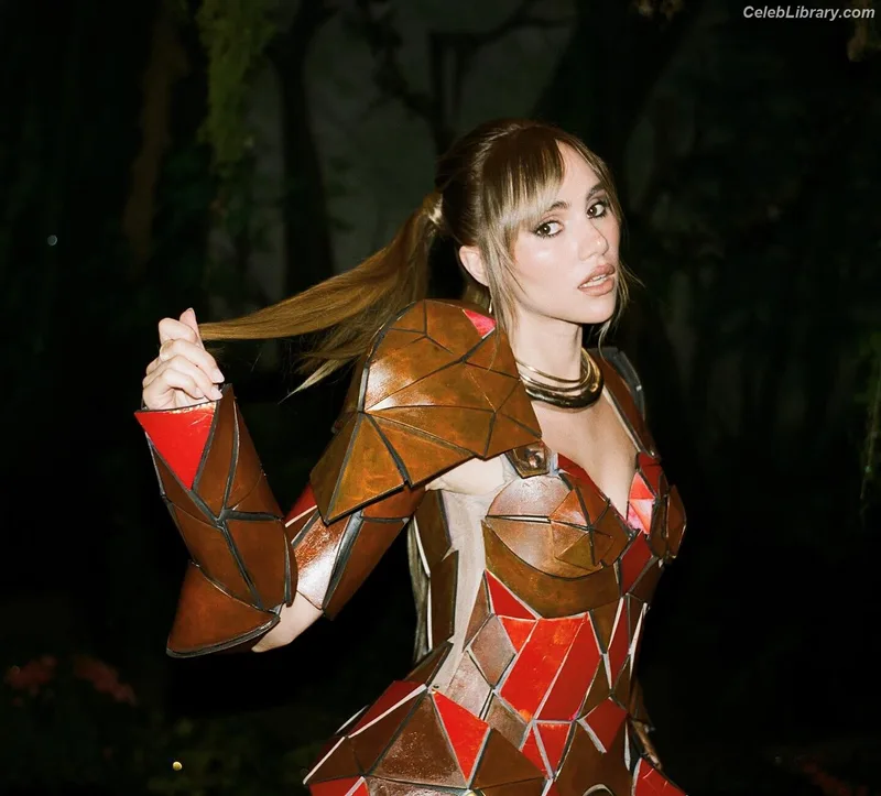 Suki Waterhouse photo 16 of 230