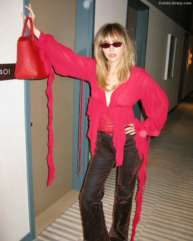 Suki Waterhouse photo 19 of 230