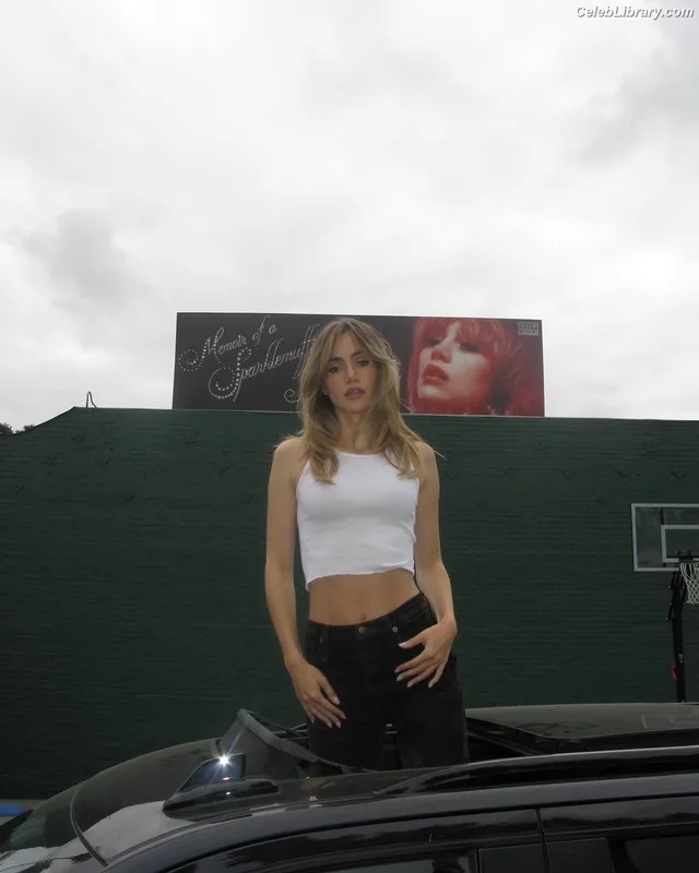 Suki Waterhouse photo 20 of 230