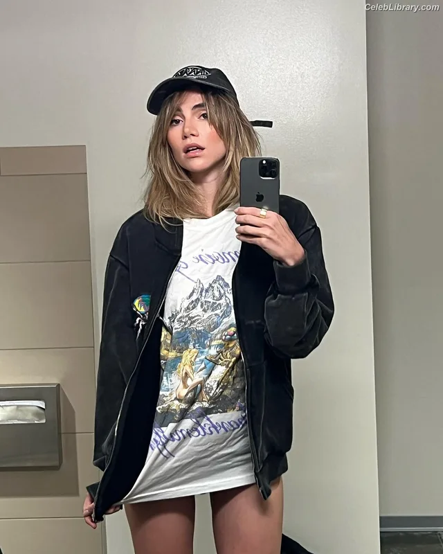 Suki Waterhouse photo 23 of 230
