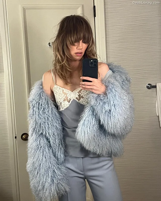 Suki Waterhouse photo 24 of 230