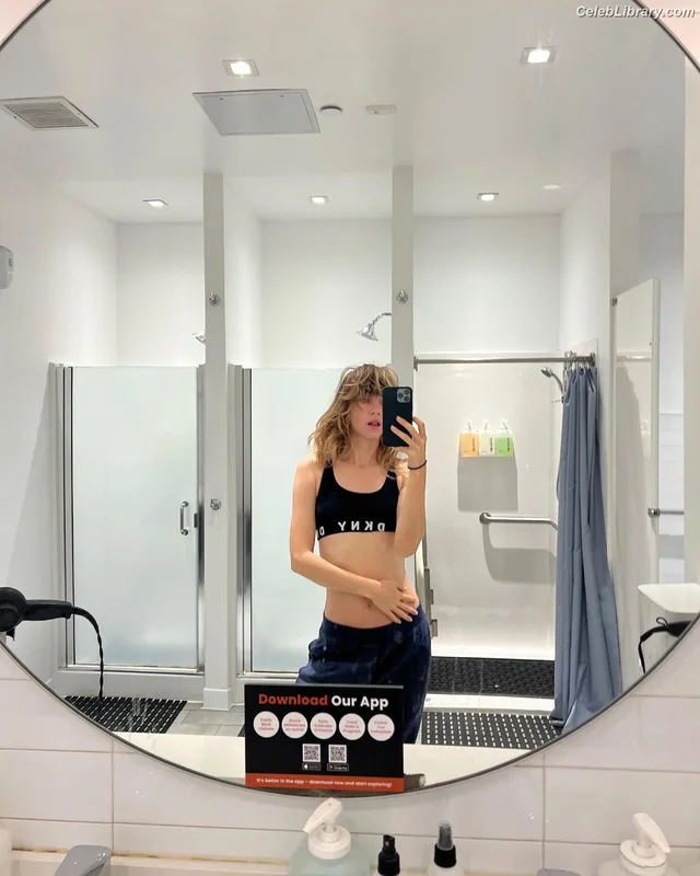 Suki Waterhouse photo 1 of 230