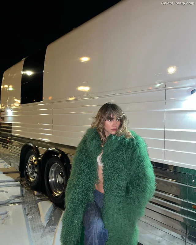 Suki Waterhouse photo 2 of 230