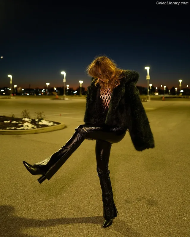 Suki Waterhouse photo 3 of 230