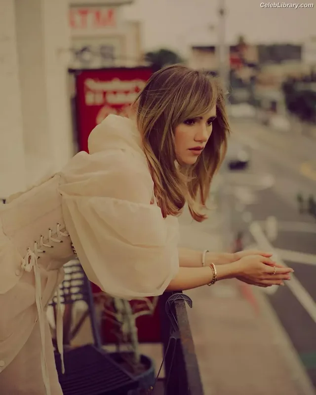 Suki Waterhouse photo 8 of 230