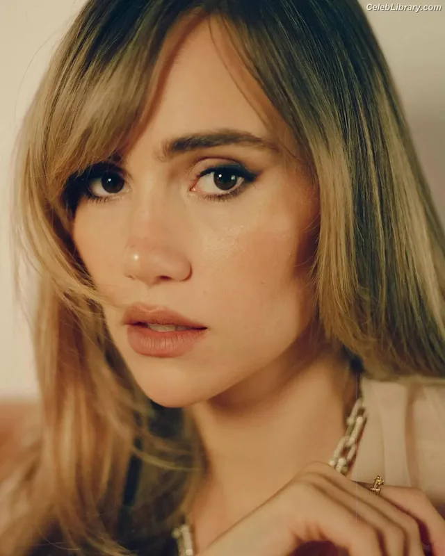 Suki Waterhouse photo 9 of 230