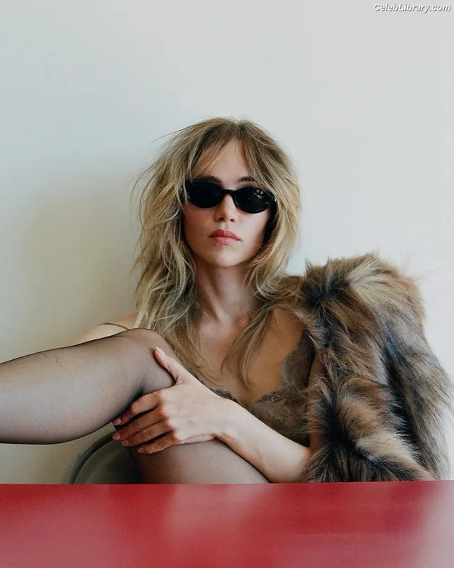 Suki Waterhouse photo 11 of 230