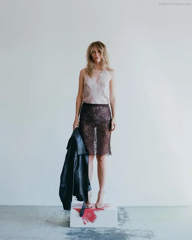 Suki Waterhouse photo 14 of 230