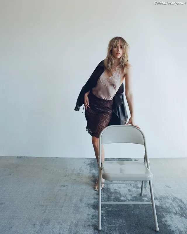 Suki Waterhouse photo 15 of 230