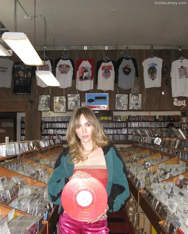 Suki Waterhouse photo 20 of 230