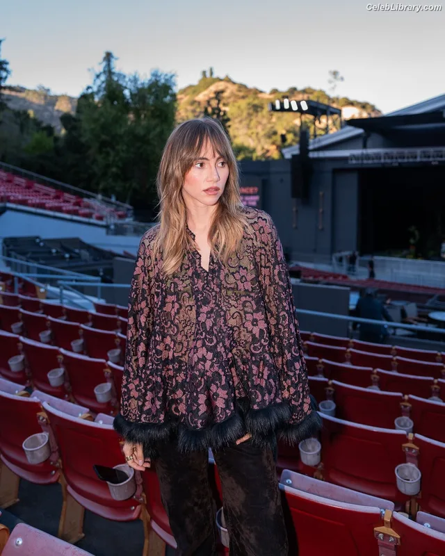 Suki Waterhouse photo 2 of 230