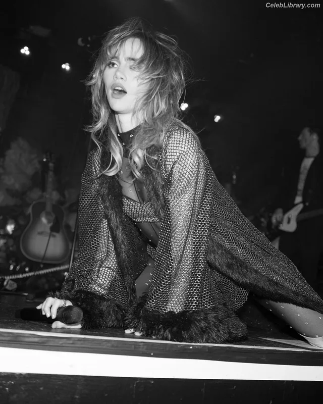 Suki Waterhouse photo 8 of 230