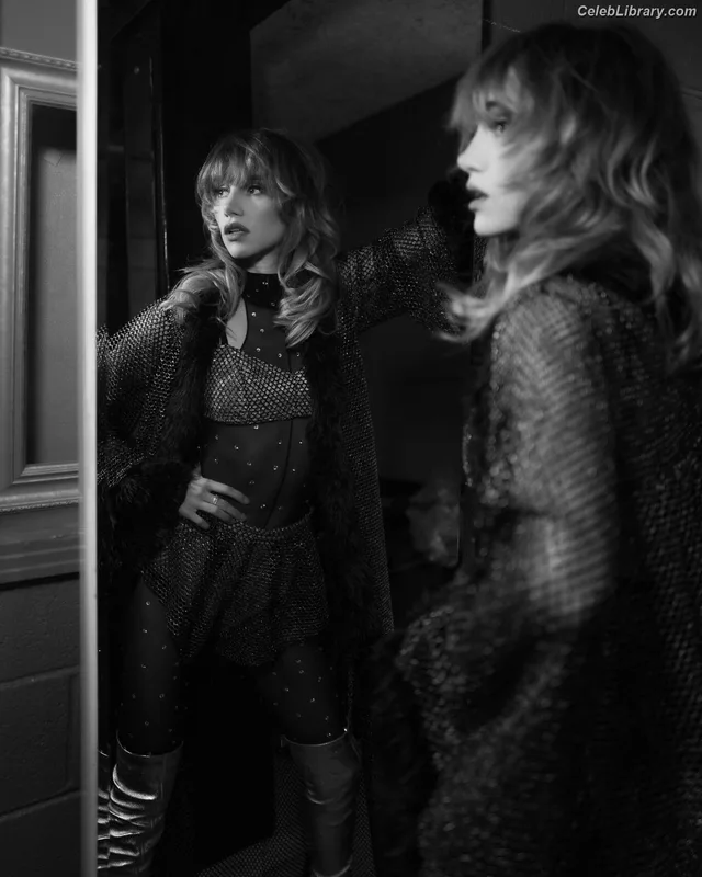 Suki Waterhouse photo 10 of 230
