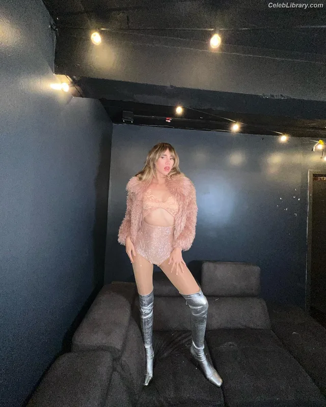 Suki Waterhouse photo 11 of 230