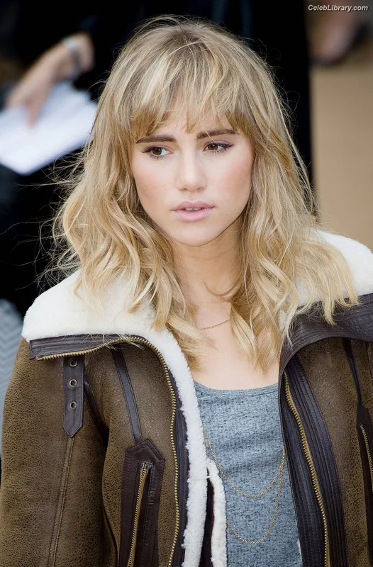 Suki Waterhouse photo 13 of 230