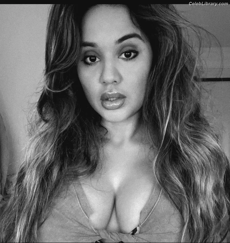 Summer Bishil photo 2 of 153