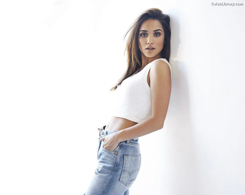 Summer Bishil photo 4 of 153