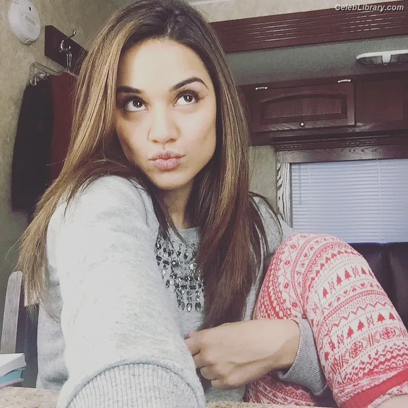 Summer Bishil photo 10 of 153