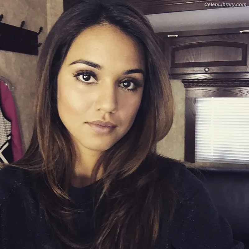Summer Bishil photo 11 of 153