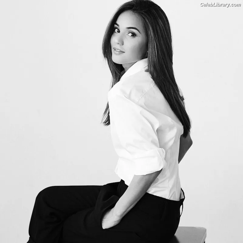 Summer Bishil photo 19 of 153