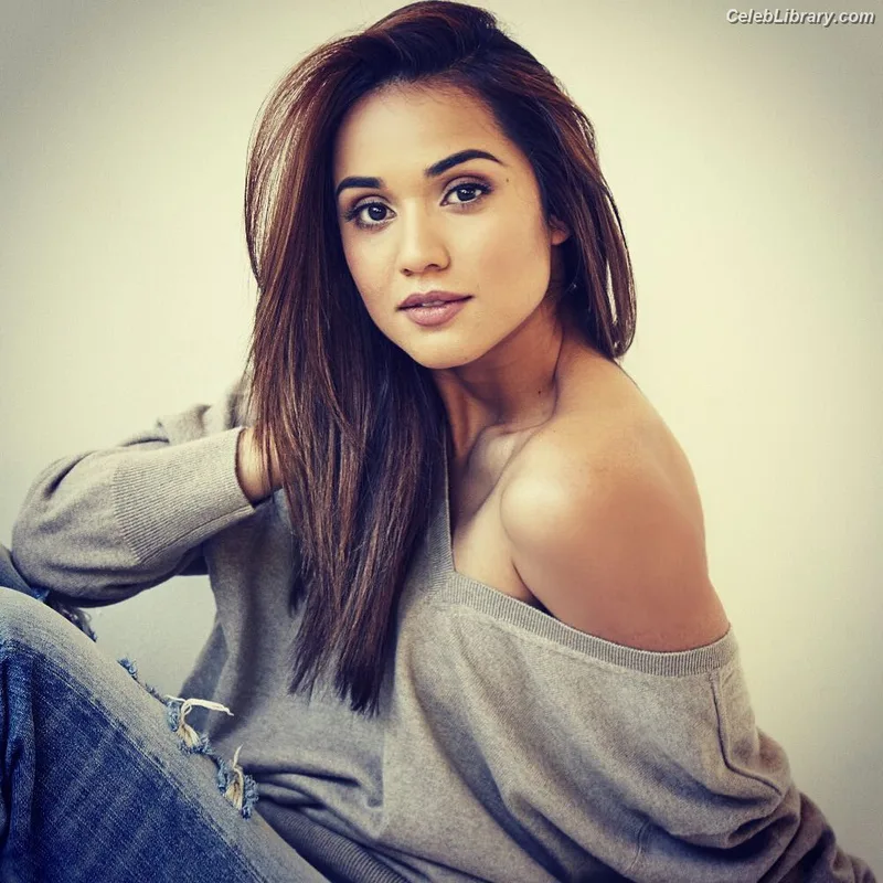 Summer Bishil photo 22 of 153