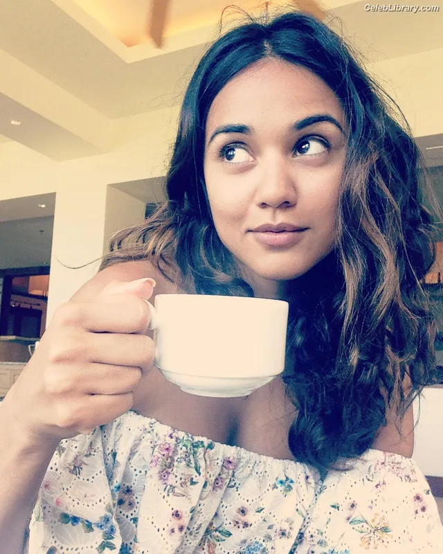 Summer Bishil photo 1 of 153