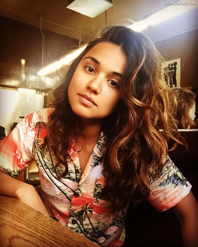 Summer Bishil photo 2 of 153