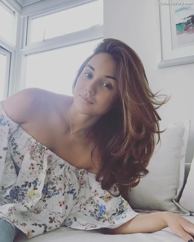Summer Bishil photo 3 of 153