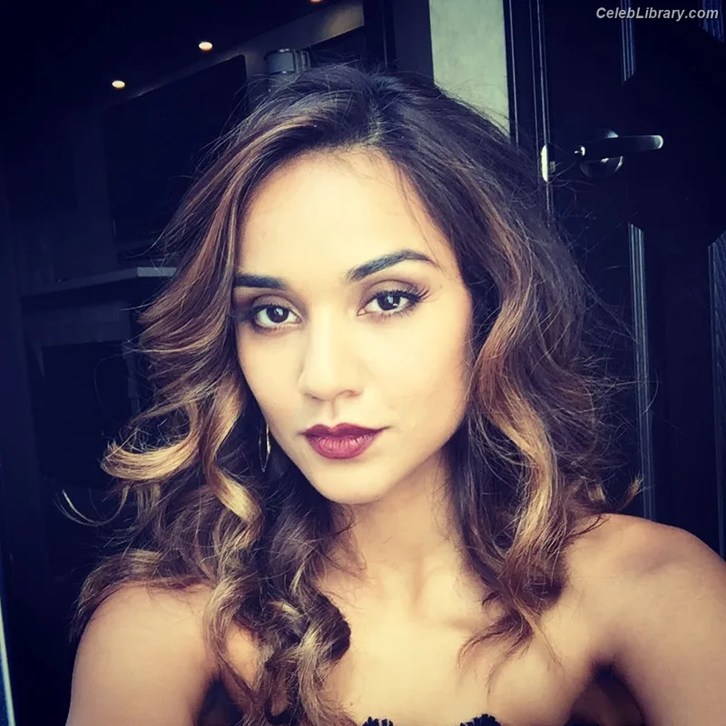 Summer Bishil photo 9 of 153