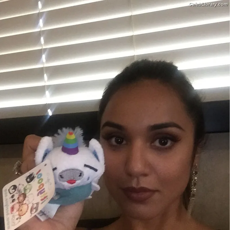Summer Bishil photo 14 of 153