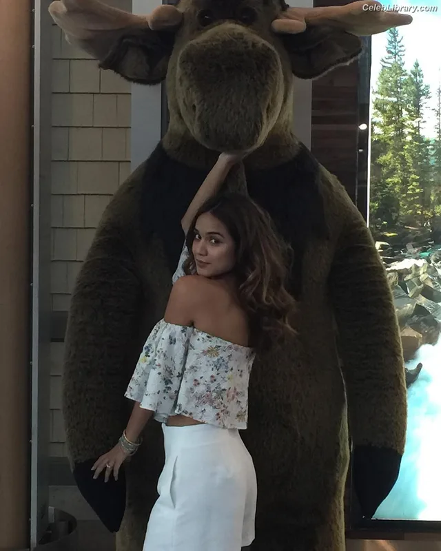 Summer Bishil photo 17 of 153