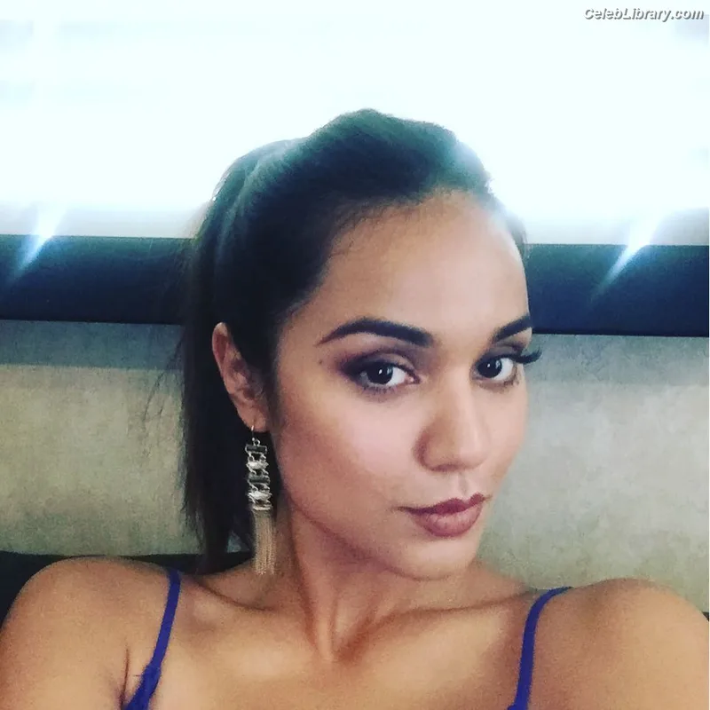 Summer Bishil photo 22 of 153