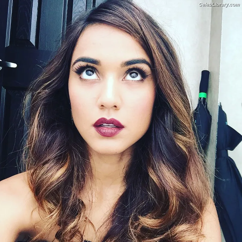 Summer Bishil photo 23 of 153