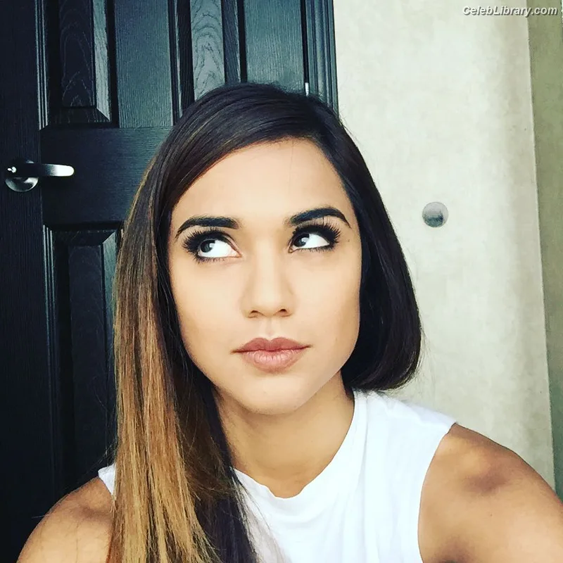 Summer Bishil photo 2 of 153