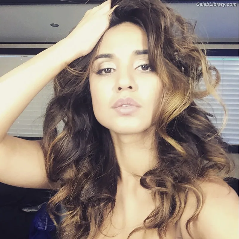 Summer Bishil photo 4 of 153
