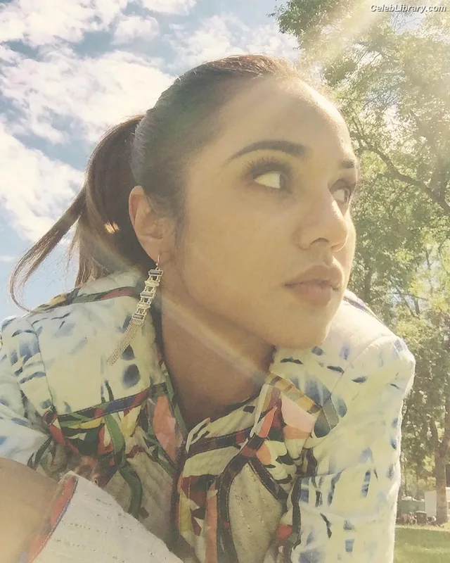 Summer Bishil photo 5 of 153