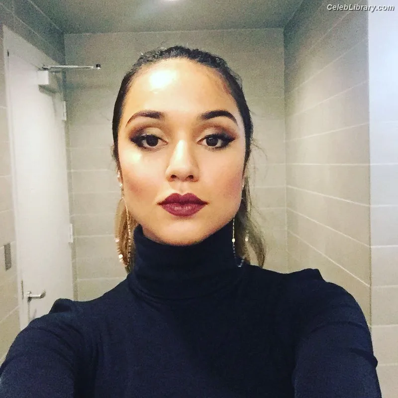 Summer Bishil photo 10 of 153