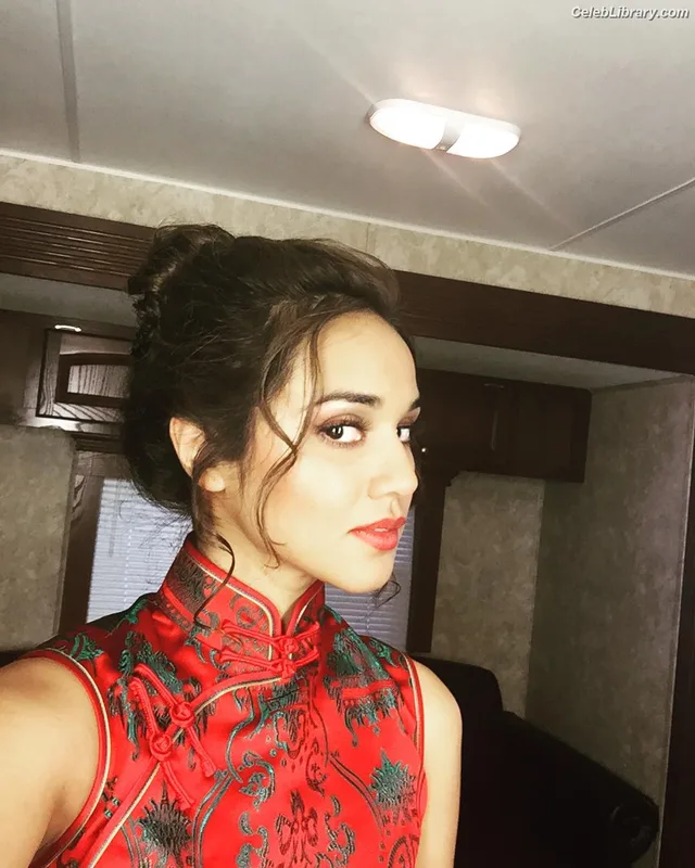 Summer Bishil photo 11 of 153