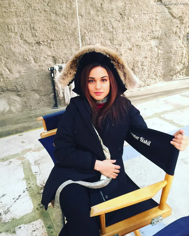 Summer Bishil photo 14 of 153