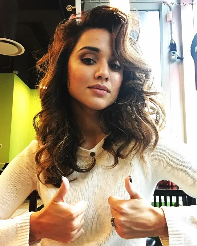 Summer Bishil photo 16 of 153