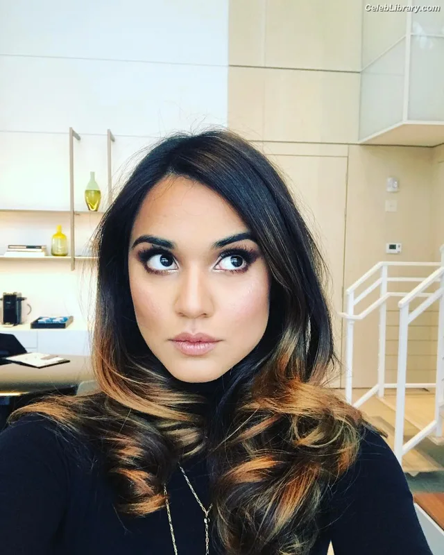 Summer Bishil photo 19 of 153