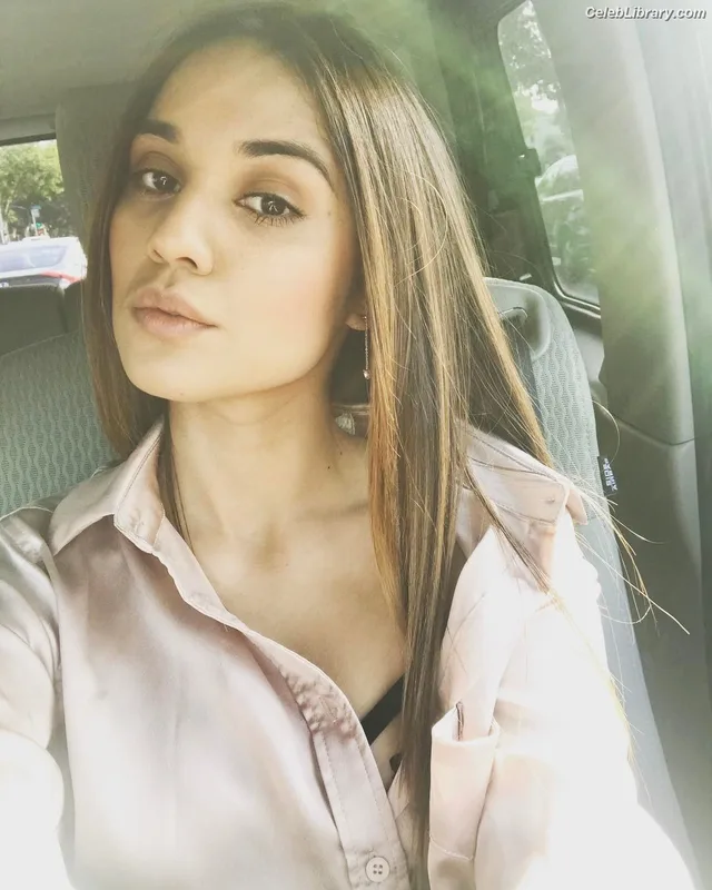 Summer Bishil photo 2 of 153