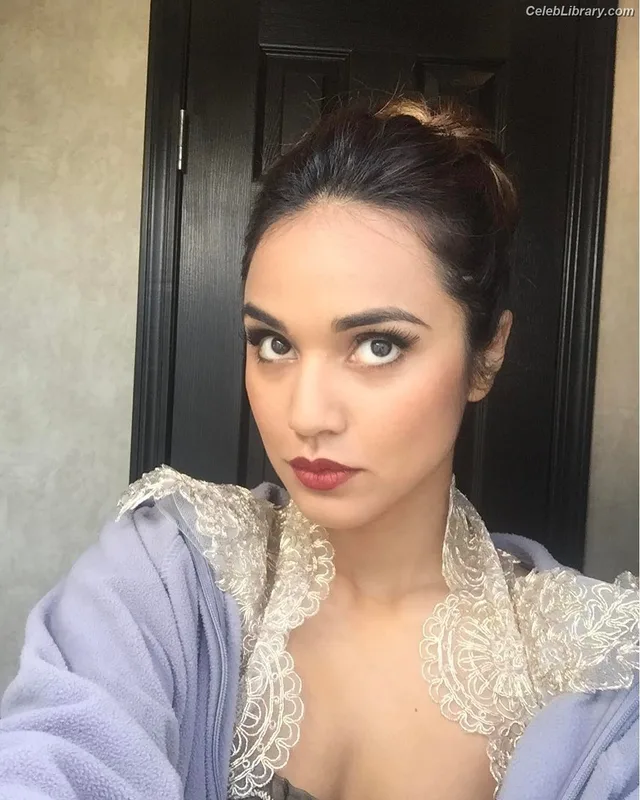 Summer Bishil photo 4 of 153