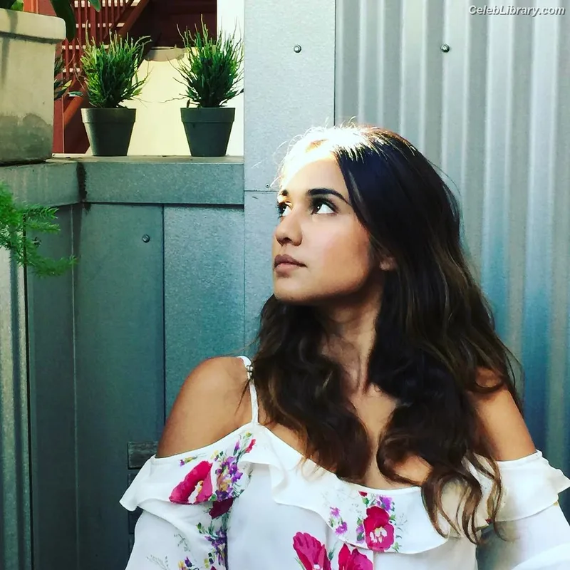 Summer Bishil photo 10 of 153