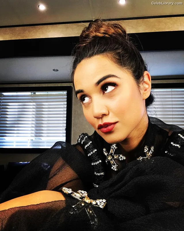 Summer Bishil photo 13 of 153