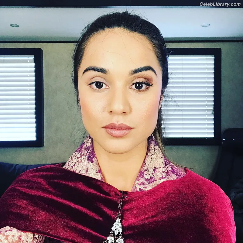 Summer Bishil photo 14 of 153