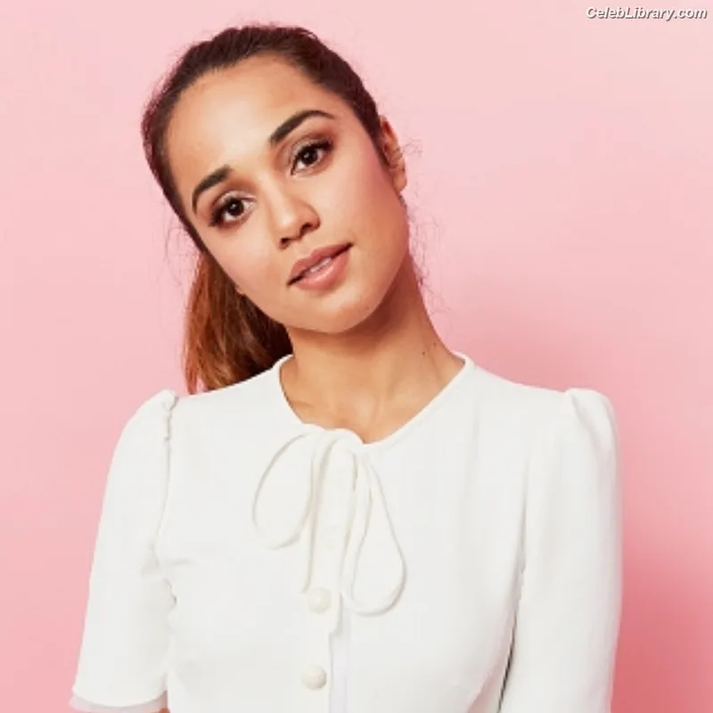 Summer Bishil photo 17 of 153