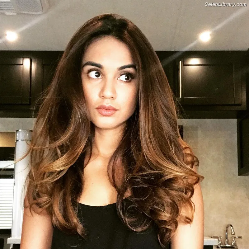 Summer Bishil photo 18 of 153