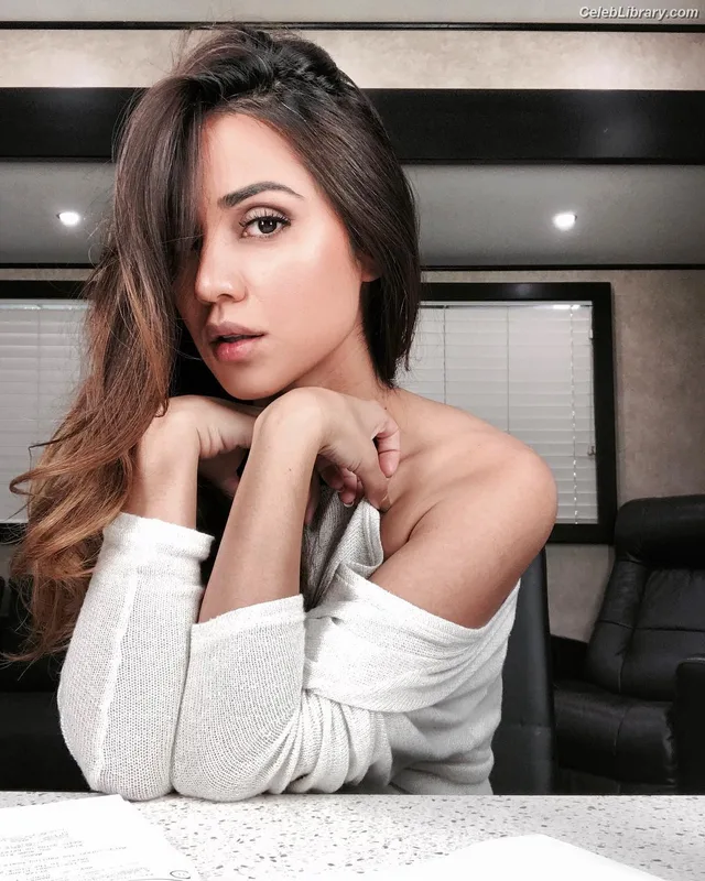 Summer Bishil photo 19 of 153